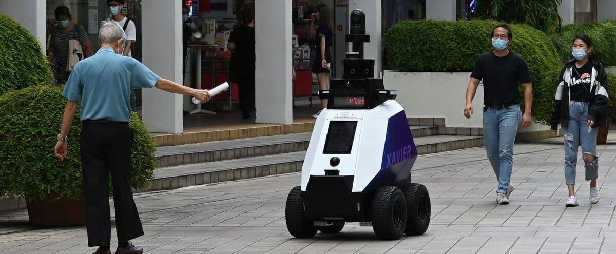 Des robots patrouilleurs à Singapour suscitent des craintes sur une surveillance exacerbée
