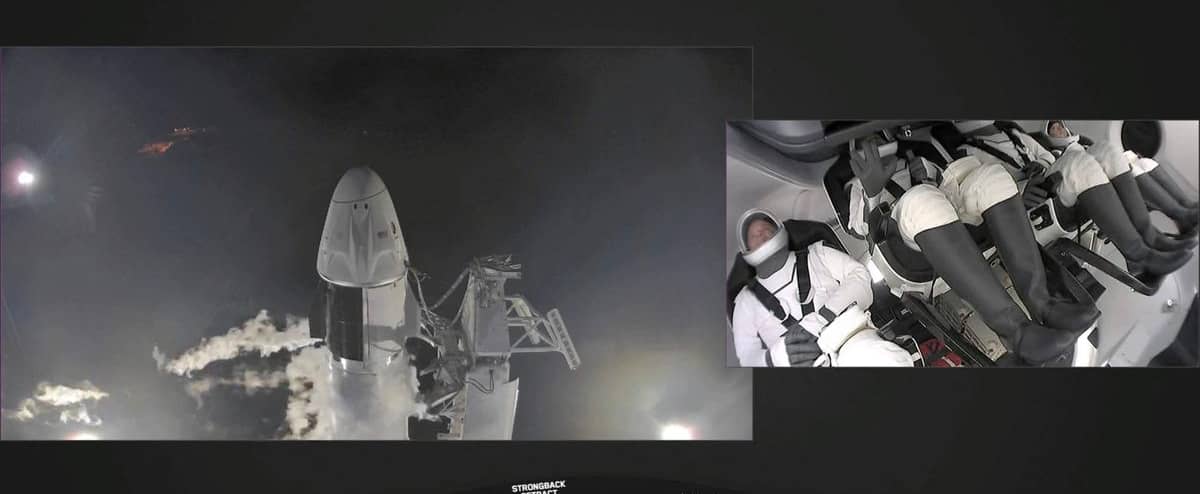 Les premiers touristes de SpaceX ont entamé leur croisière spatiale