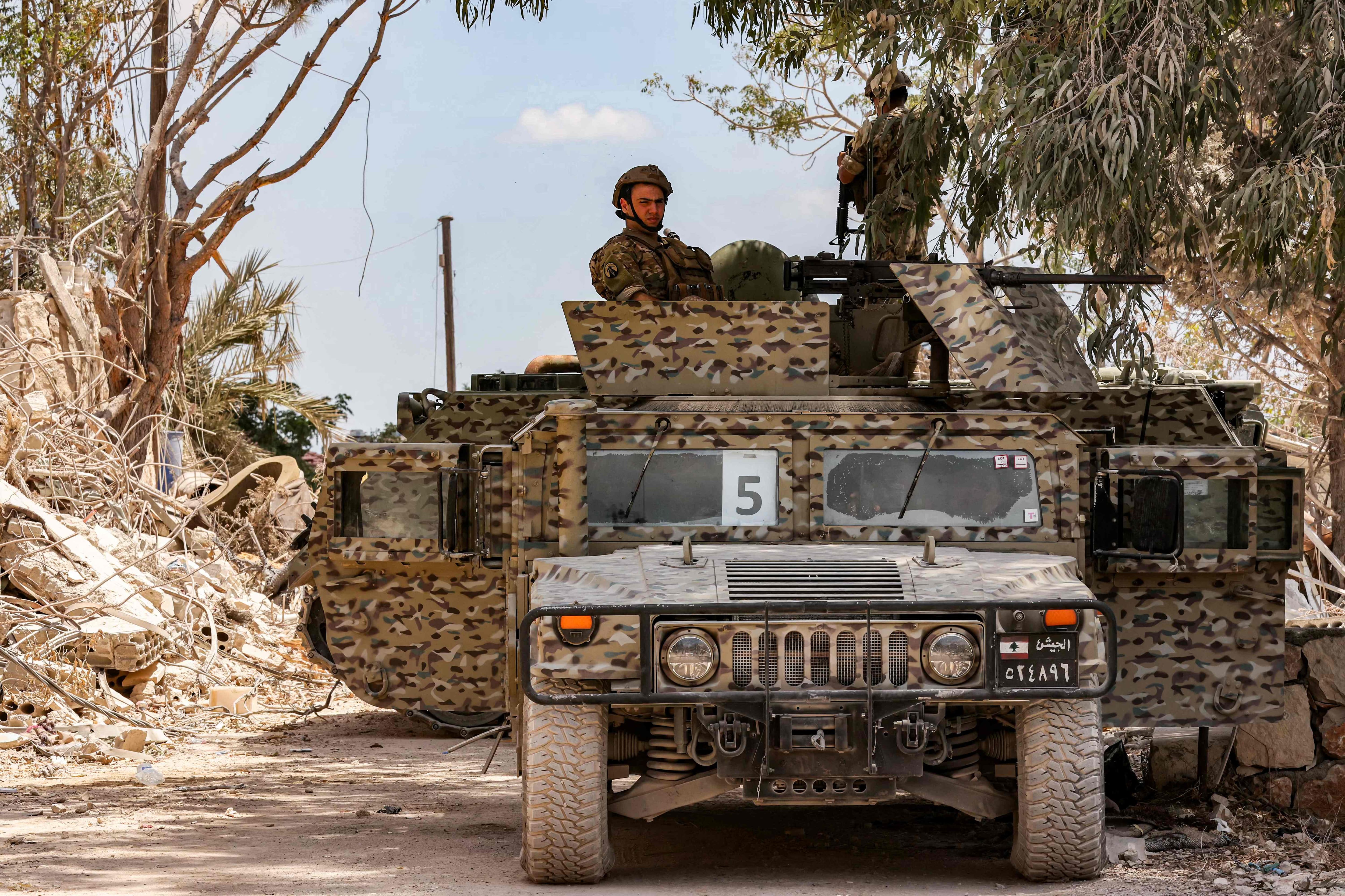 The Lebanese army condemns Israeli attacks which prevent its deployment in the south of the country