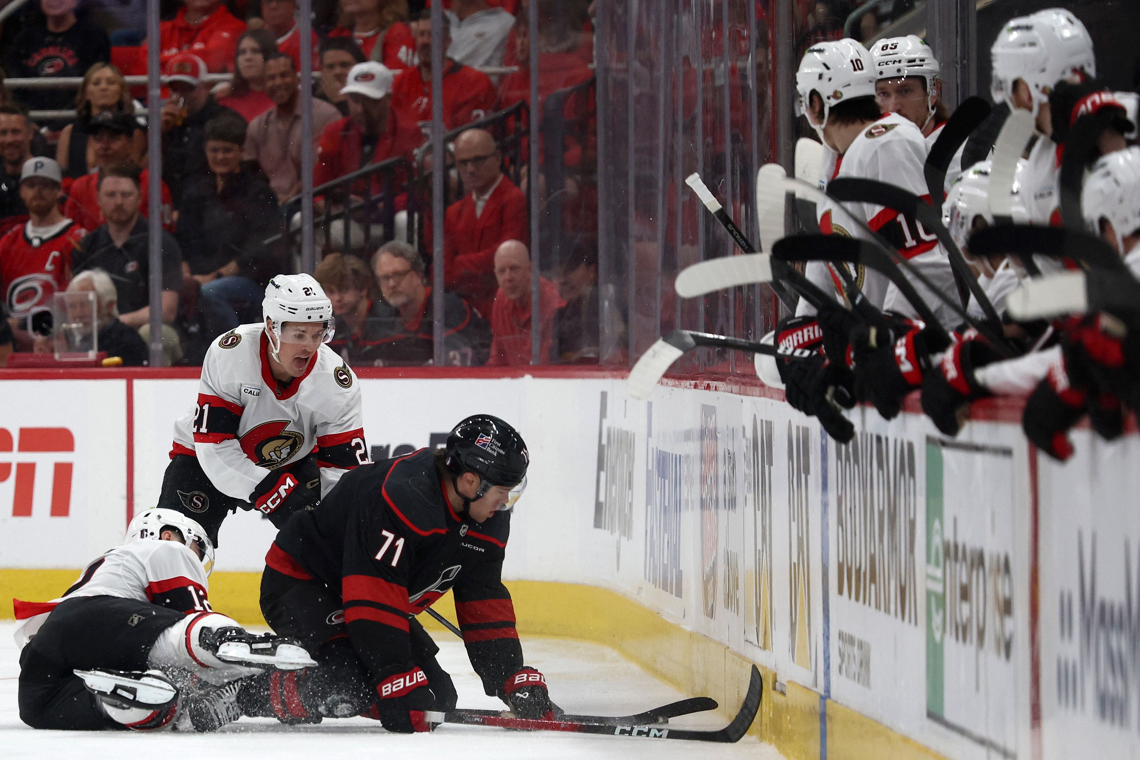 Nick Cousins s’attaque aux bijoux de famille d’un rival