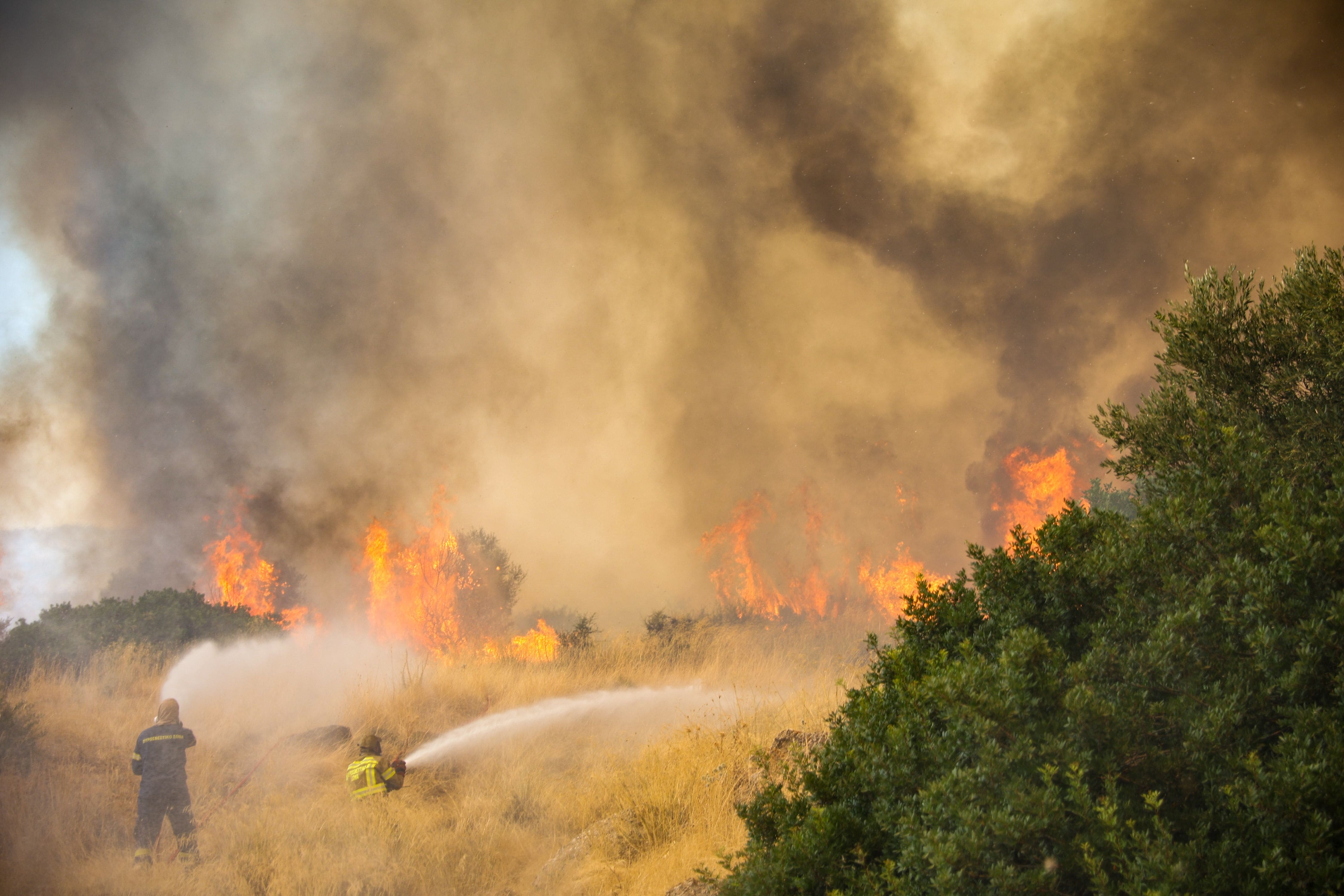 IMAGES | Les pompiers toujours mobilisés contre les flammes à Athènes