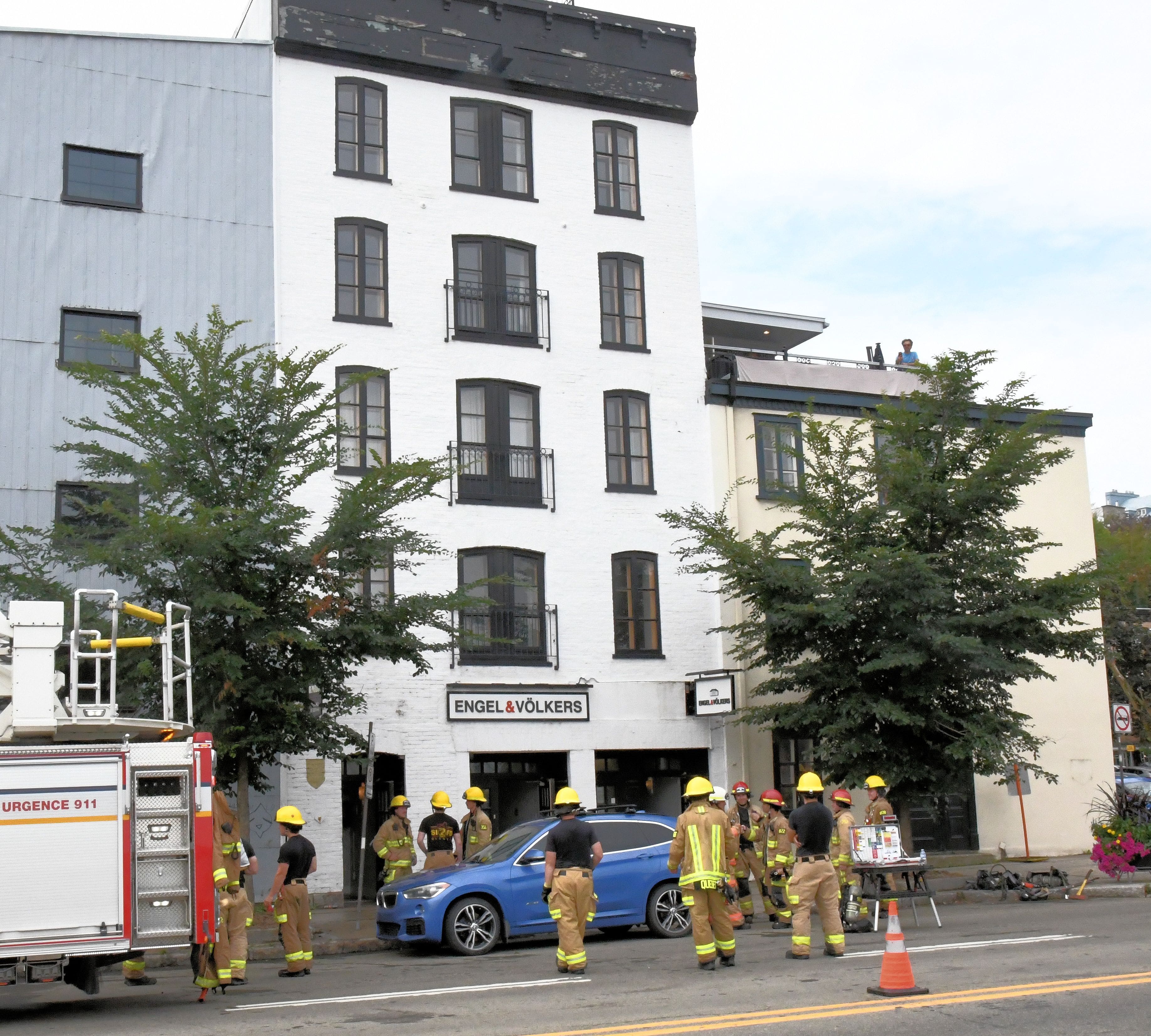 [IMAGES] Un incendie d'origine suspecte force l'évacuation d'un immeuble du Vieux-Port de Québec