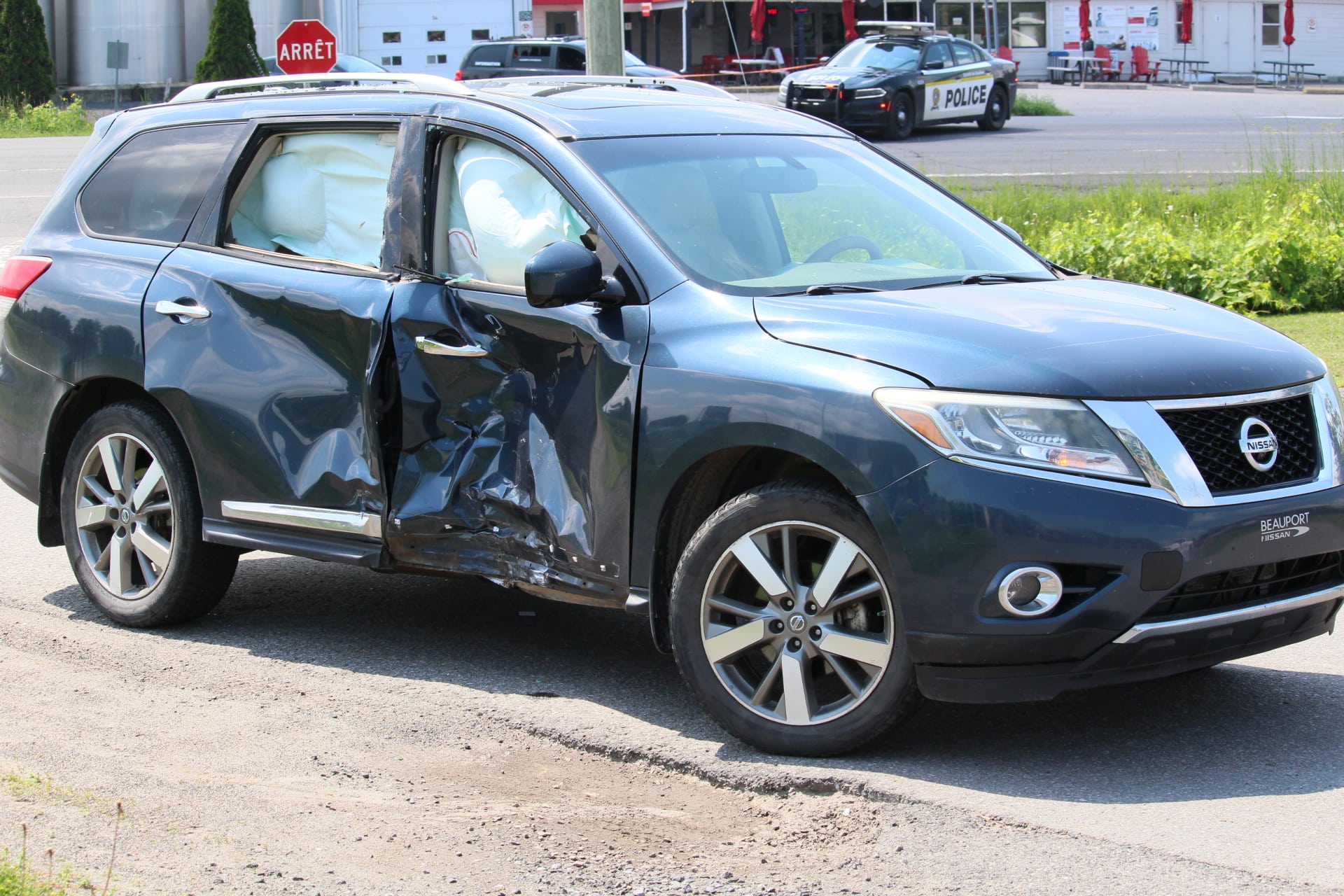 Le conducteur de la voiture s'en tire sans blessure sérieuse.