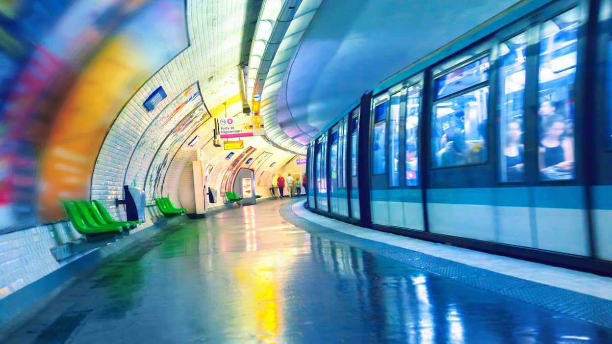 A Parisian receives a fine of 150 euros for carrying a television in the metro A Parisian receives a fine of 150 euros for carrying a television in the metro