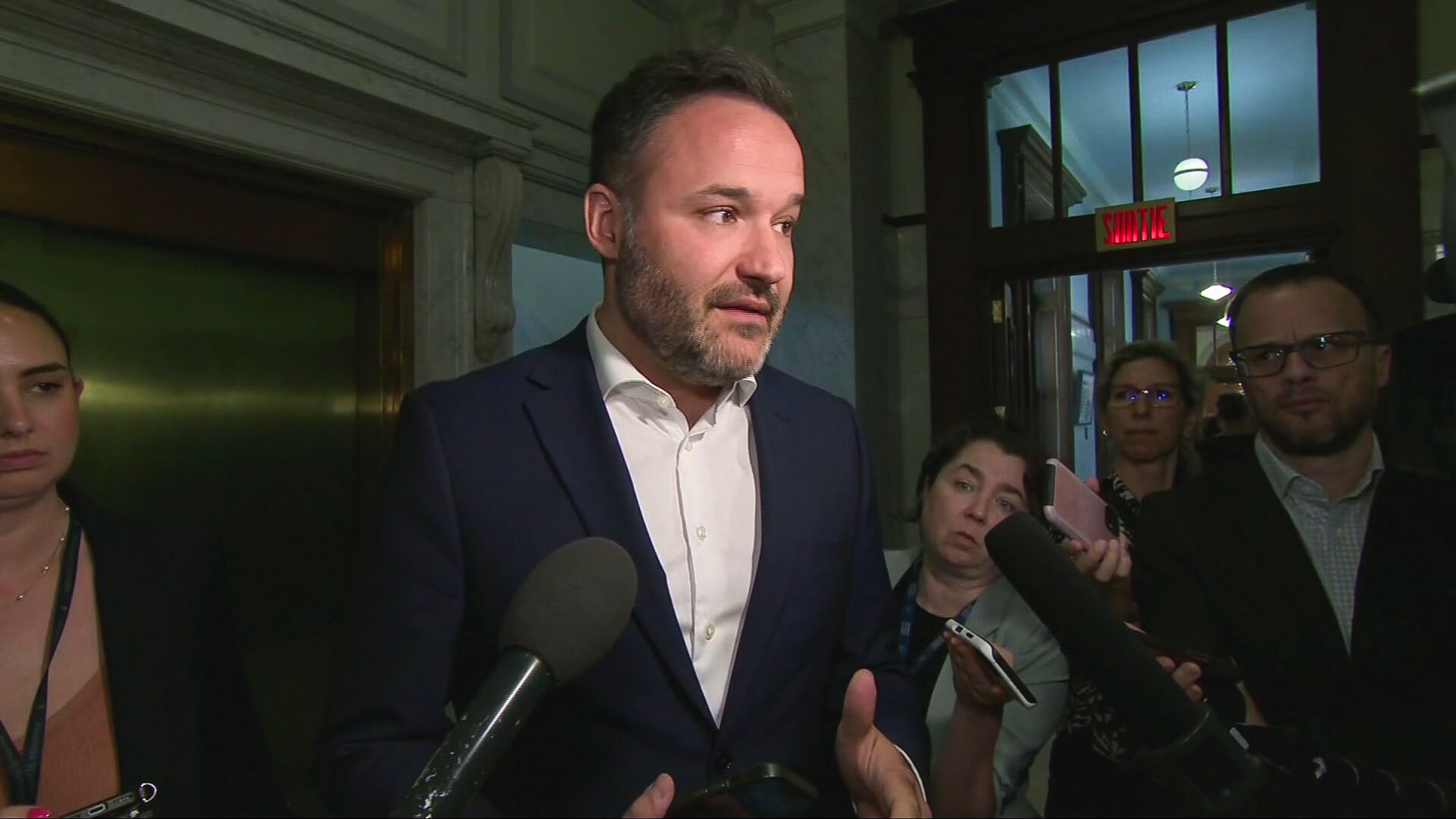 Découvrabilité: Mathieu Lacombe peine à savoir qui dit vrai entre Ottawa et Washington