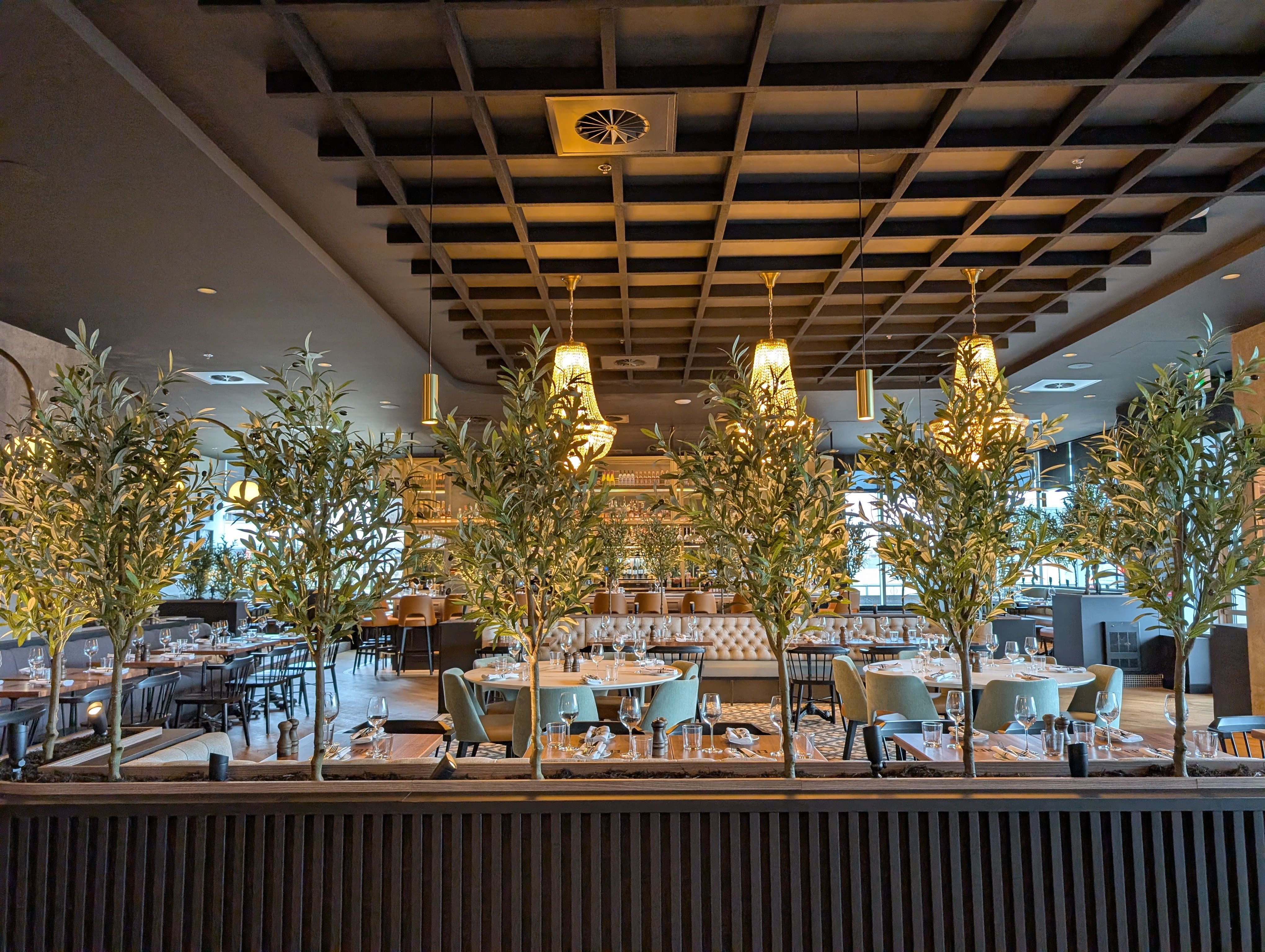 Déjà bien connue dans la région de Montréal et en banlieue d'Ottawa, la brasserie française moderne arrive à Québec dans un tout nouvel espace de 9000 pieds carrés.
