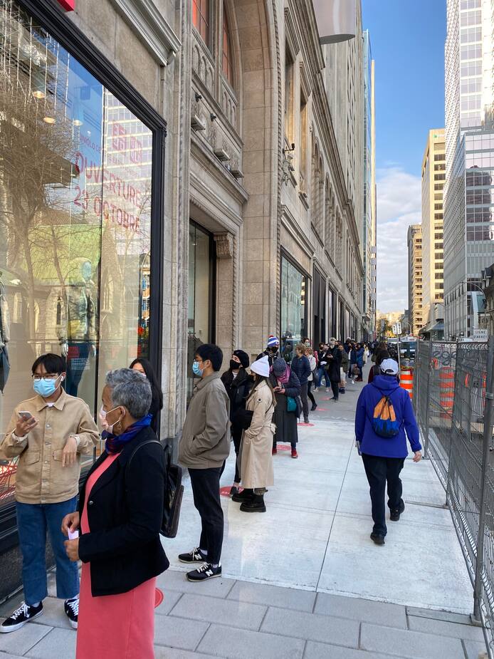 Pour l’ouverture officielle de la boutique UNIQLO du détaillant japonais au centre-ville de Montréal, le vendredi 23 octobre 2020, plusieurs centaines de gourous se sont réunis et ont fait la file qui s’étendait de la rue Sainte-Catherine Ouest au boulevard de Maisonneuve Ouest. ANNE-LOVELY ETIENNE/24 HEURES/AGENCE QMI