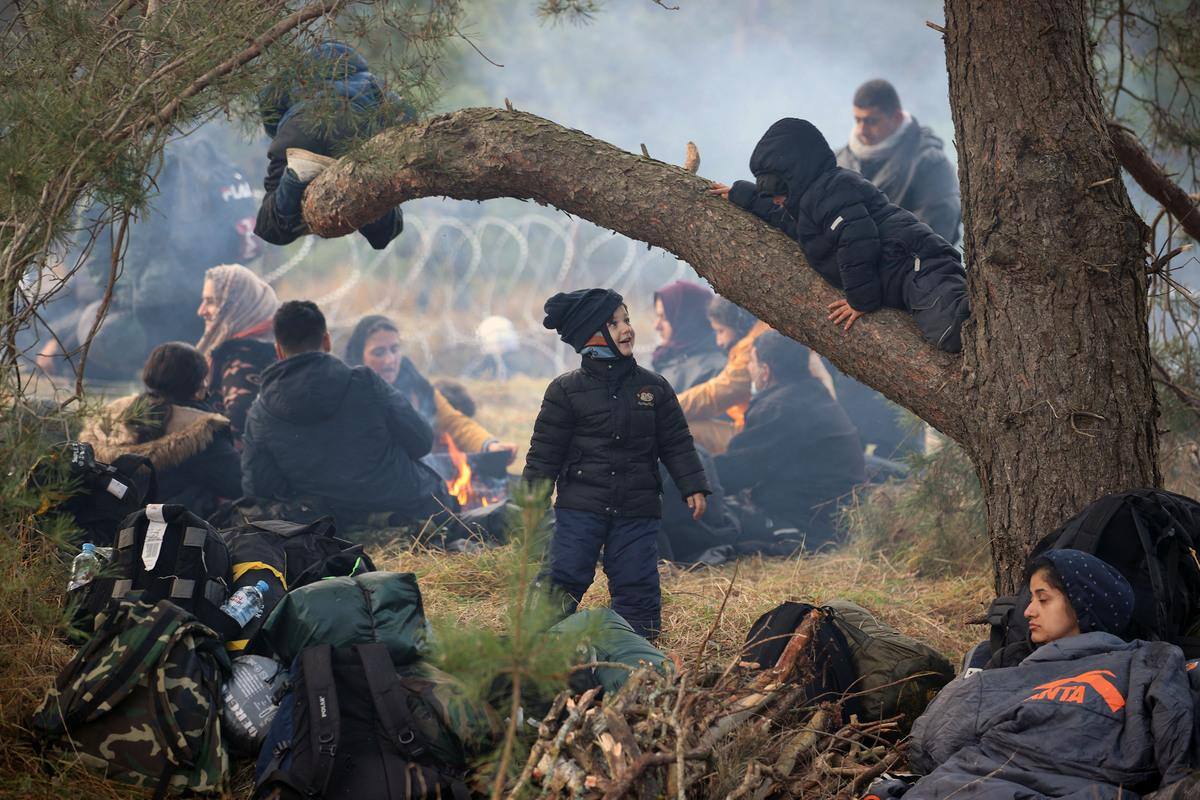 Tysiące migrantów na polskiej granicy, ton rośnie z Białorusią