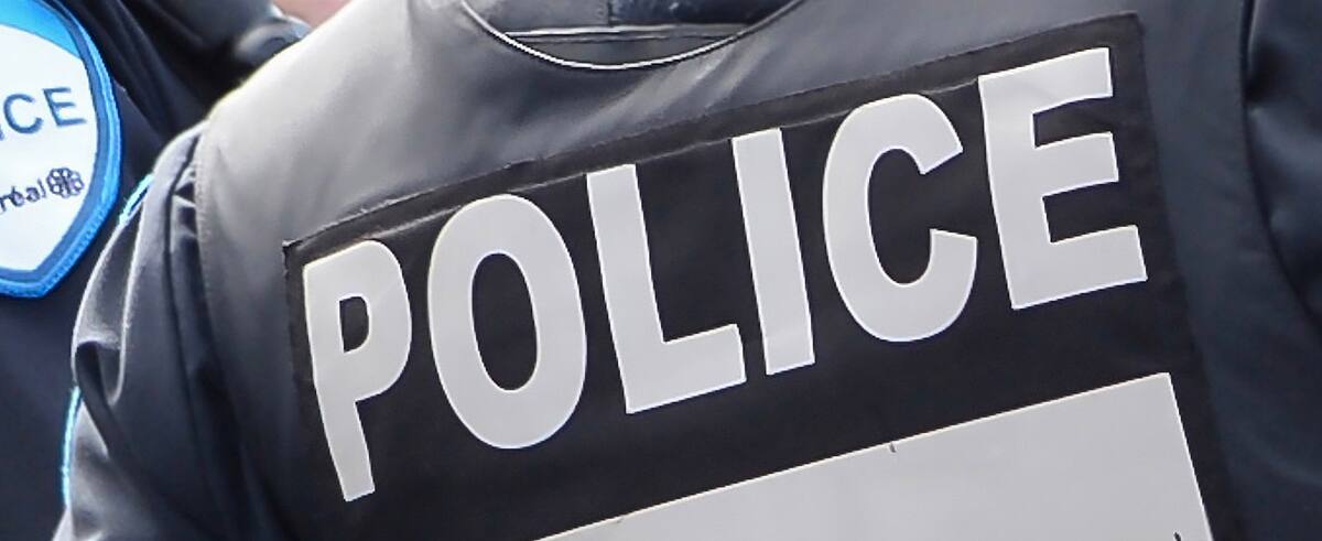 Cinq armes à feu saisies et deux individus arrêtés à Montréal