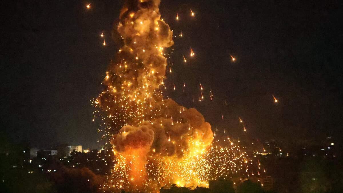 EN IMAGES | D’énormes explosions et des gerbes de flammes en banlieue de Beyrouth après des raids israéliens