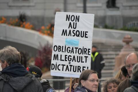 A hundred anti-mask demonstrators in front of the National Assembly