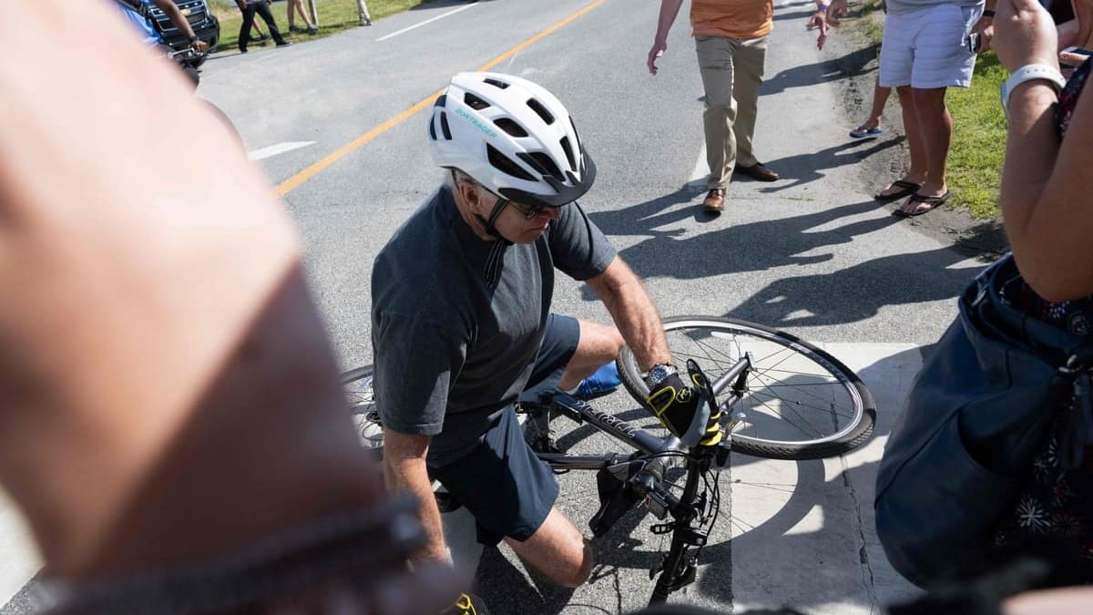 Joe Biden fait une chute à vélo
