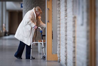 Andrée Prénovost, a su llegada al tribunal de Longueuil para presentar sus observaciones sobre la sentencia en su caso de fraude. Foto Agencia QMI, JOEL LEMAY
