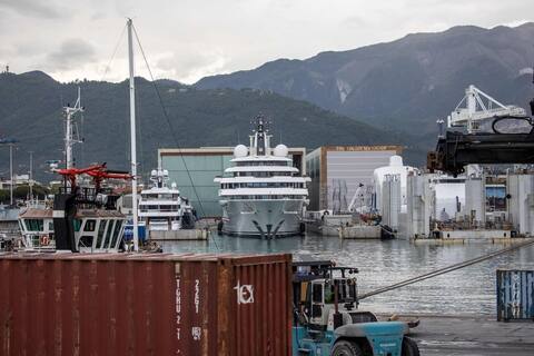 İtalya: Yetkililer tarafından hareket ettirilmeyen gizemli bir mega tekne