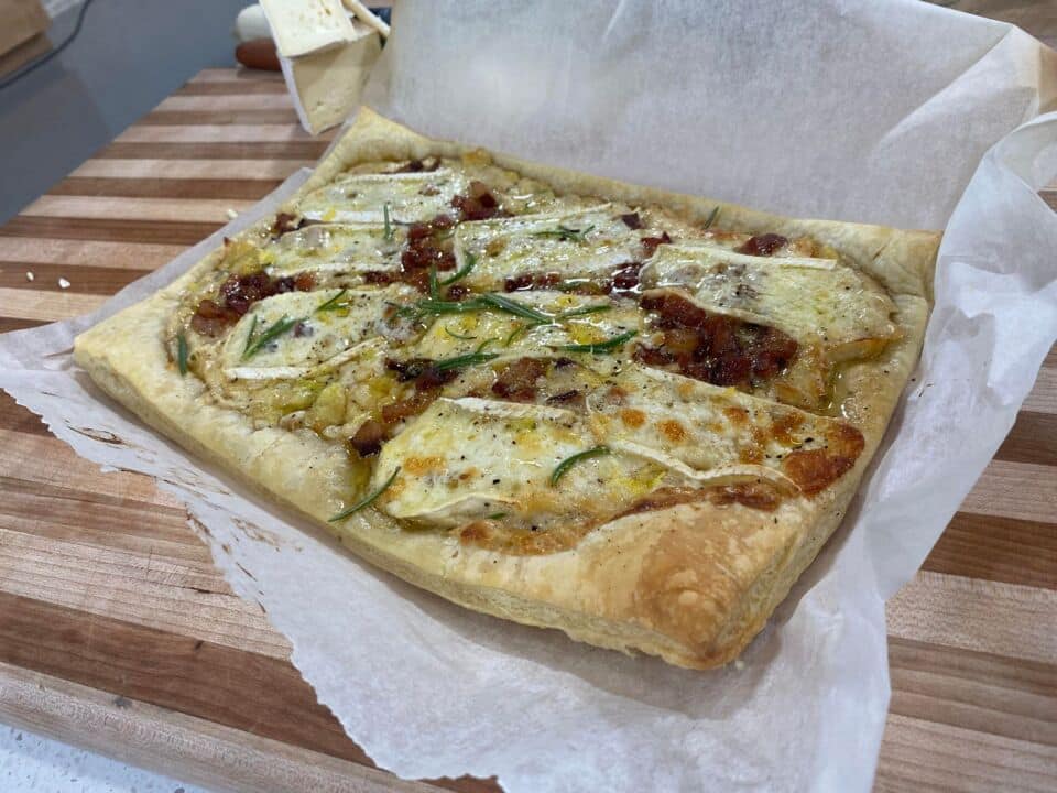 Croûte feuilletée aux poireaux, brie et lardons