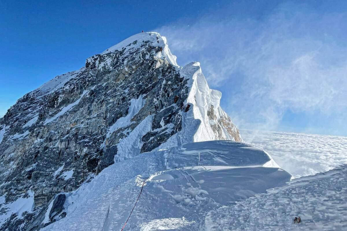Un alpiniste russe meurt sur le mont Everest