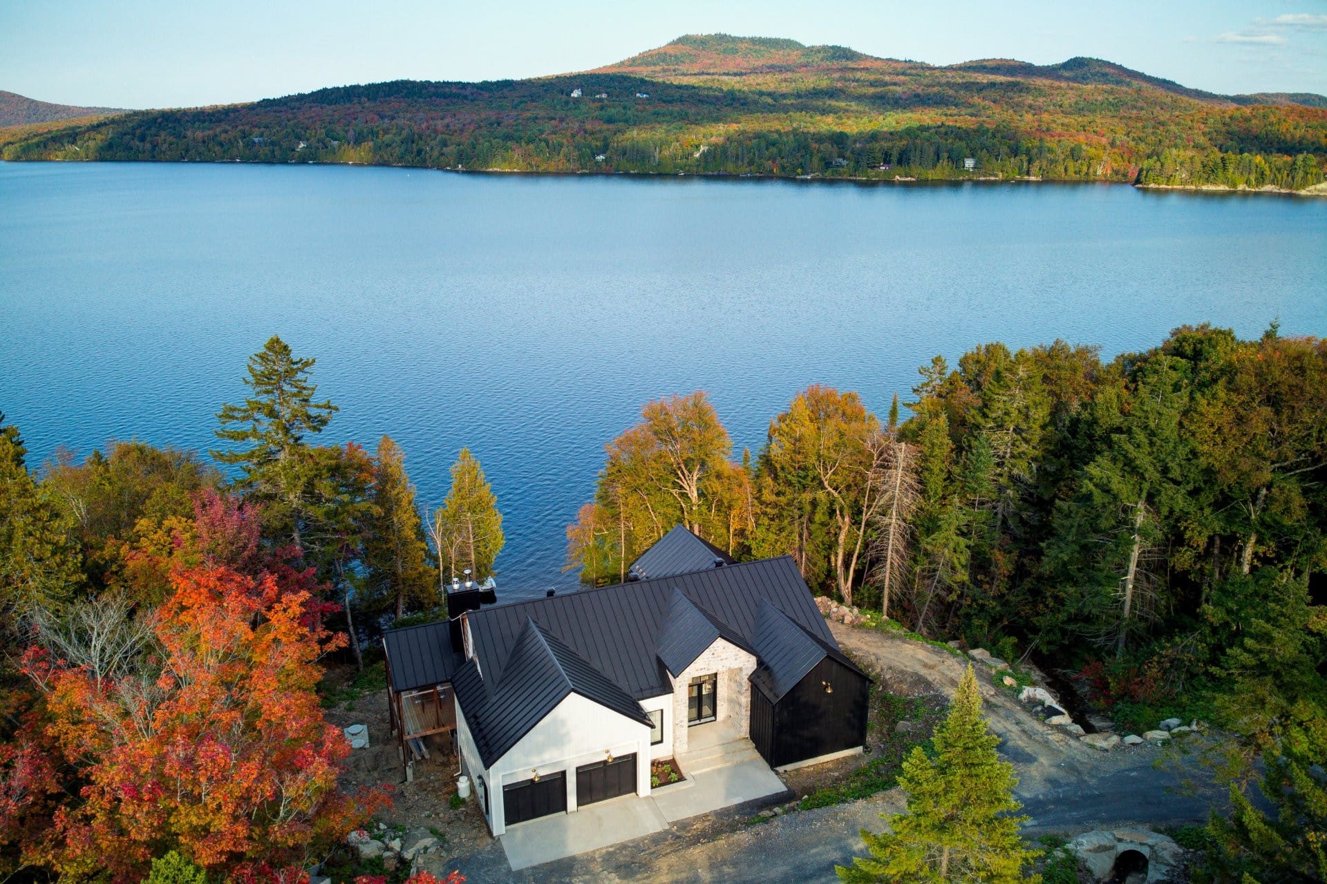 Une luxueuse maison en bord de lac pour 2.8M