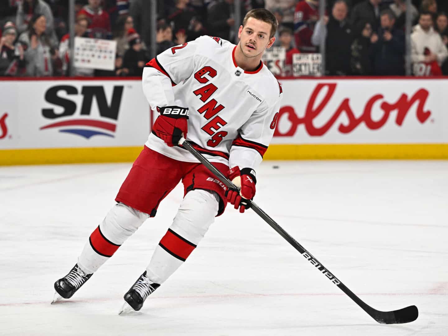 Le propriétaire des Hurricanes maintient le contrat actuel de Jesperi Kotkaniemi