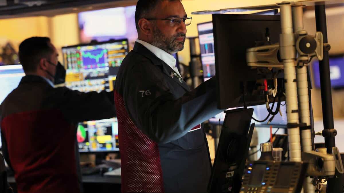 Lourdes pertes pour les bourses mondiales, le pétrole flambe