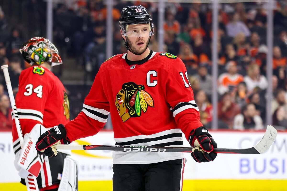 Jonathan Toews ne ferme pas la porte à un retour au jeu | TVA Sports