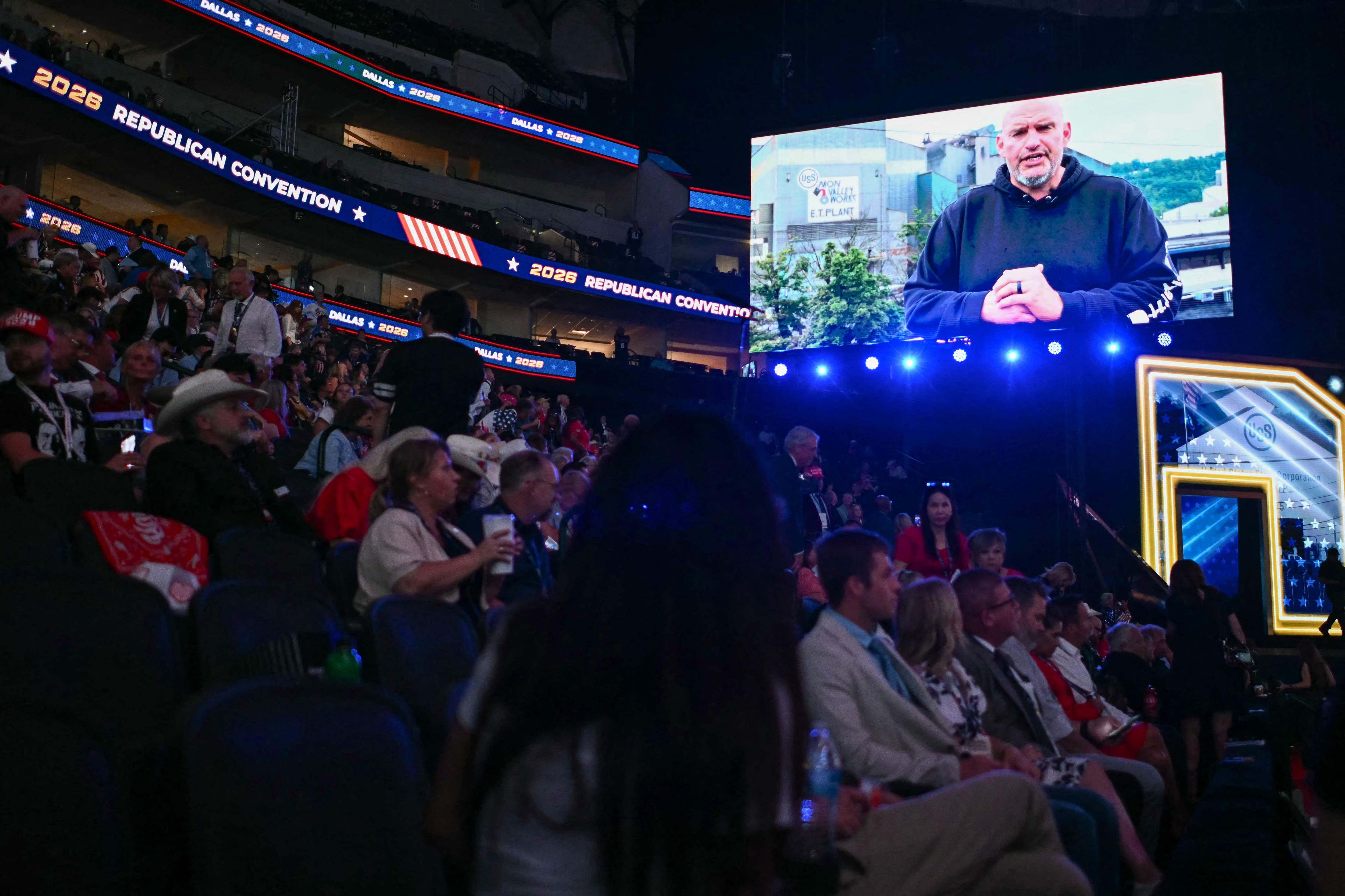 Un sénateur démocrate fait une apparition étonnante à la convention républicaine de Dallas