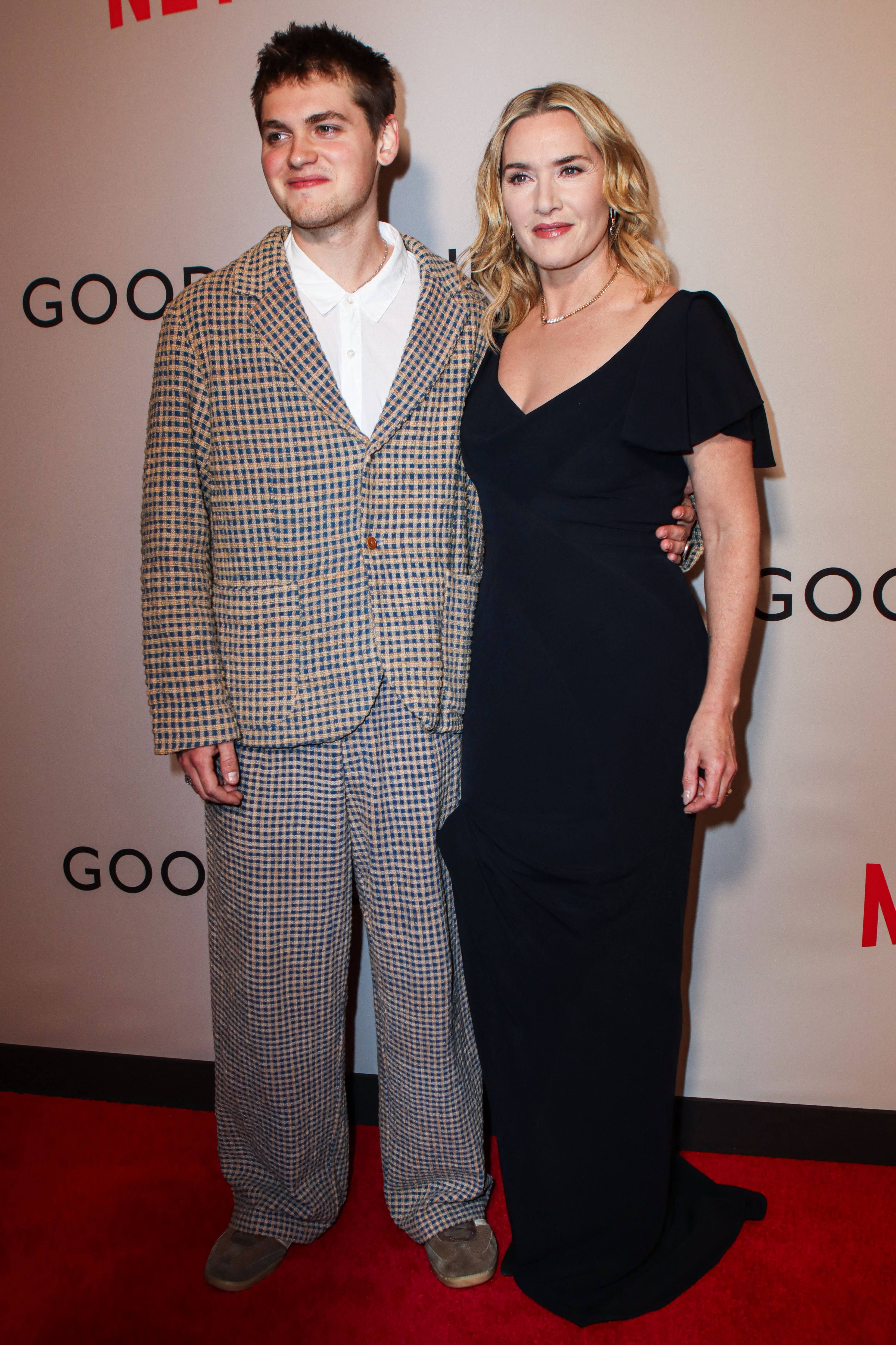 PHOTOS Kate Winslet pose fièrement avec son fils à la première du