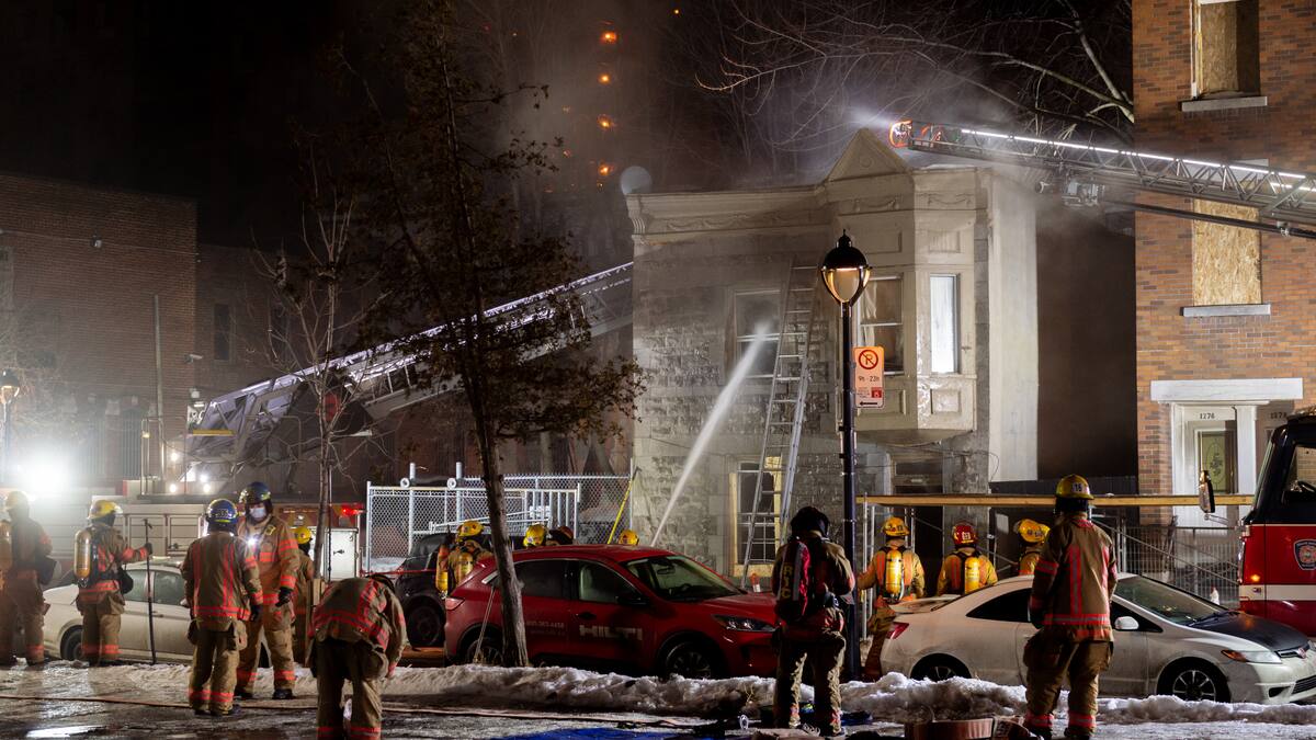 EN IMAGES | Incendie dans un bâtiment vacant à Montréal