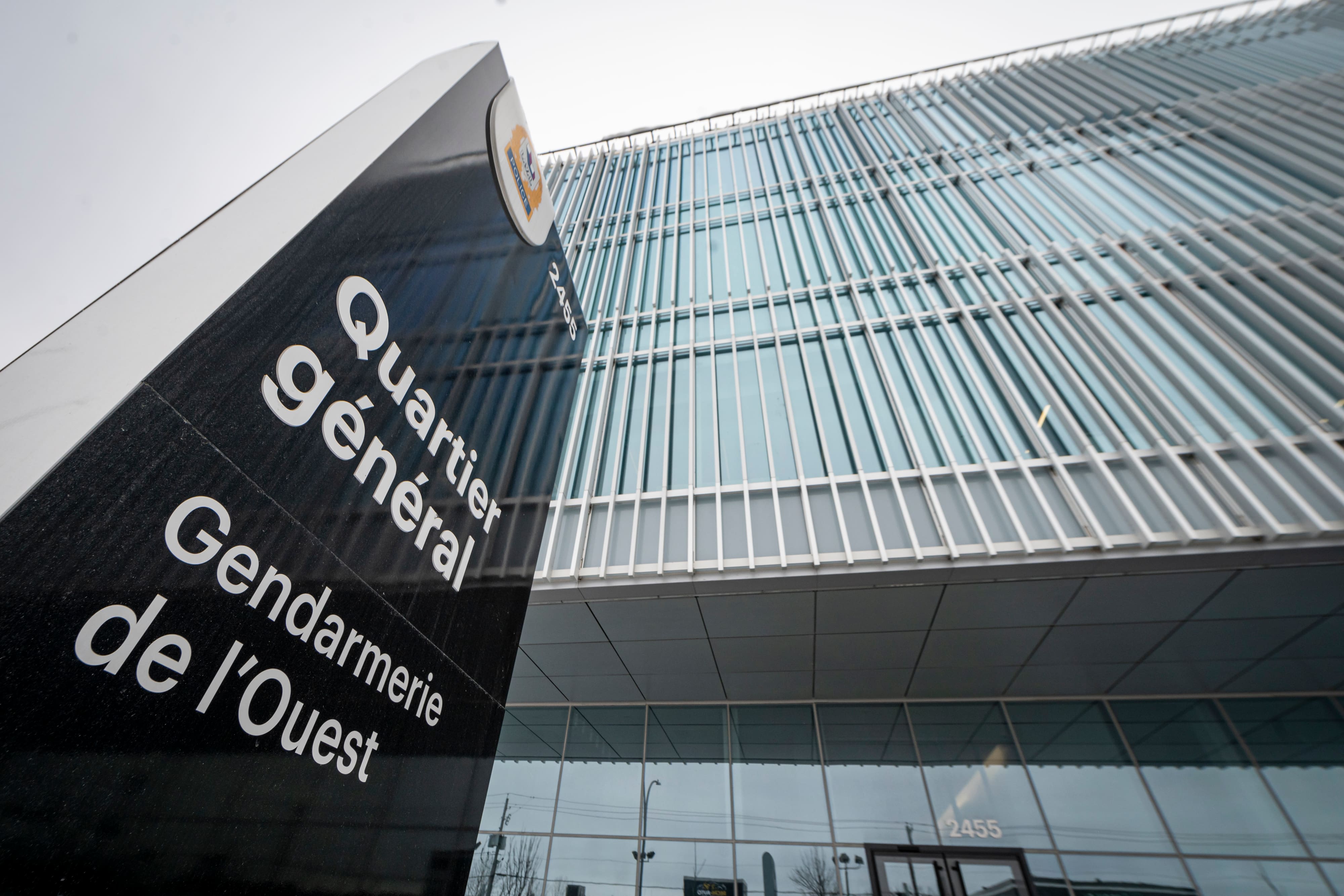 Failles au quartier général de police à Laval: un agent de sécurité pour surveiller la porte des employés brisée