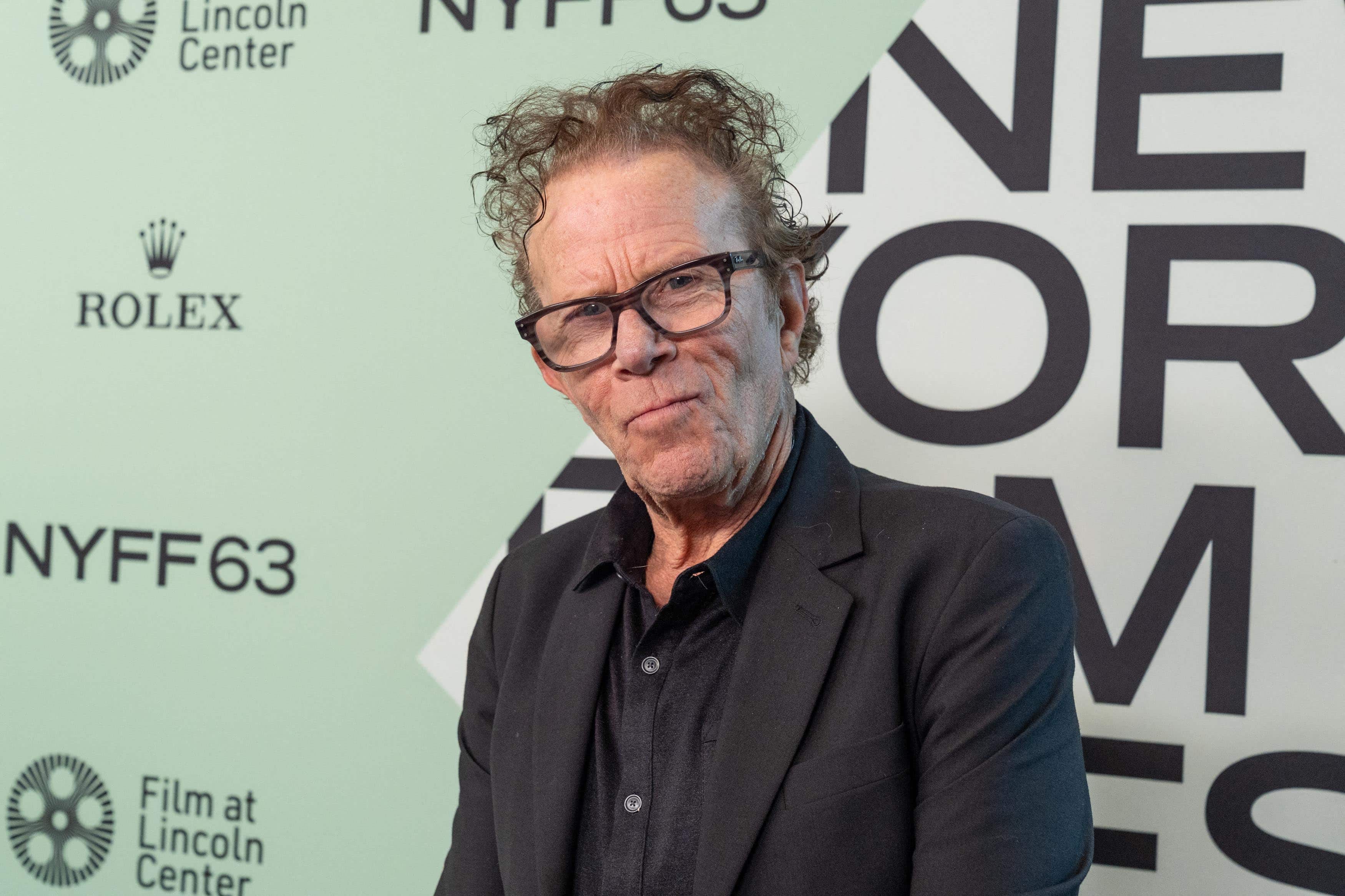 [VIDÉO] Tom Waits et Massive Attack lancent une chanson percutante dénonçant l’ICE et les dérives de l’Amérique violente de Trump