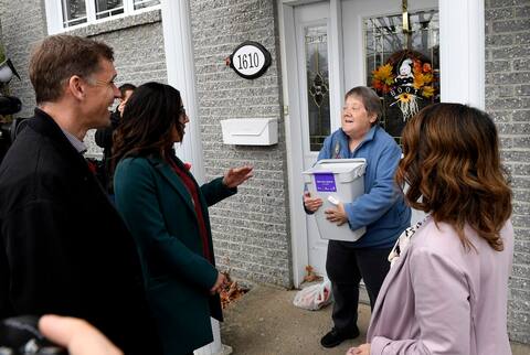 Val-Belaire District Council President, Francine Dion, was the first to receive her baccalaureate on Tuesday from the hands of Mayor Bruno Marchand and Councilors Bianca Dussault and Marie-Josie Asselin.