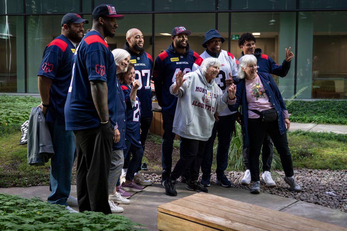 賈馬爾·麥吉格（Jamaar McGiglaces），尼克·卡蘭德（Nick Callander），艾薩克·阿吉·貝蘭（Isaac Admi-Belland），約書亞（Joshua Archbelland），蒂爾·理查茲（Tille Richards），魯格斯·塞比索（Ruges Sebiso）和泰森·菲利波特（Tyson Philipot）姿勢與聖司法志願者。