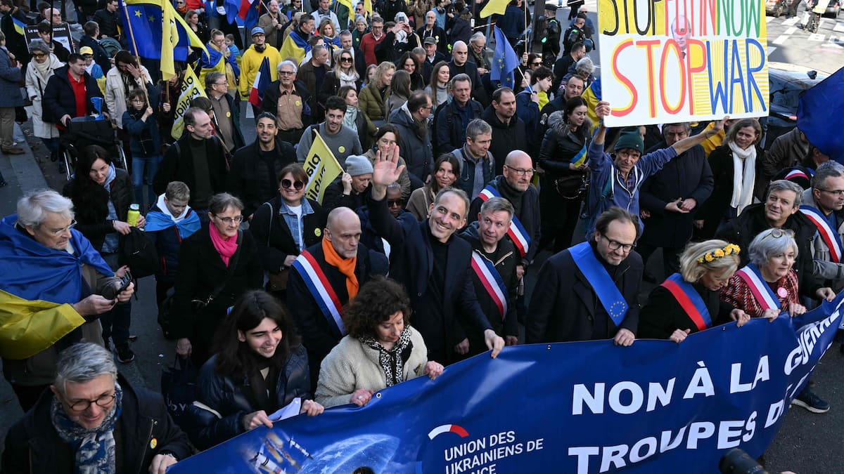 Un millier de manifestants à Paris pour soutenir l'Ukraine après quatre ans de guerre