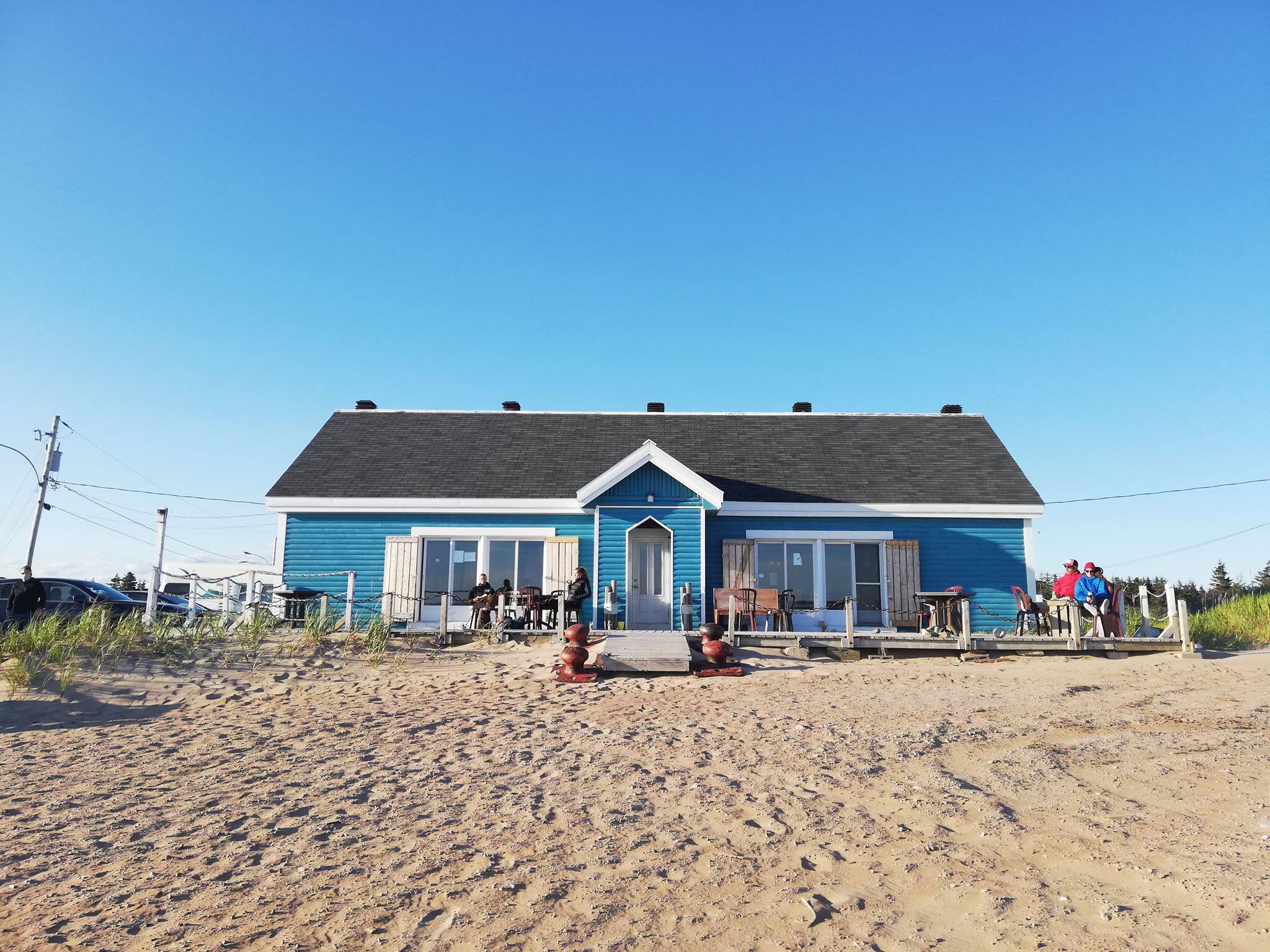 Elles Quittent Montreal Pour Relancer Le Seul Cafe De Natashquan Tabloid