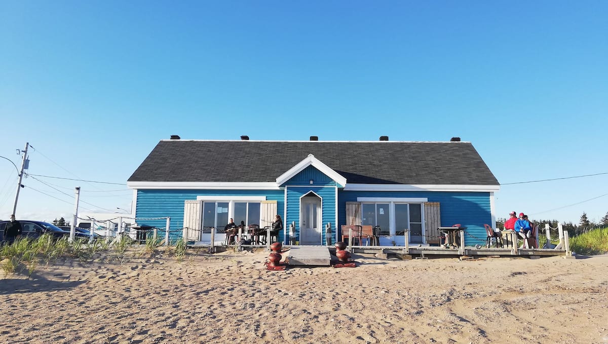 Elles Quittent Montreal Pour Relancer Le Seul Cafe De Natashquan Tabloid