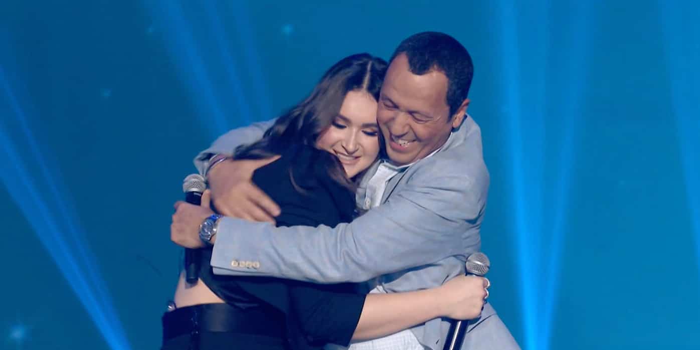 Le père de Camélia la surprend en direct