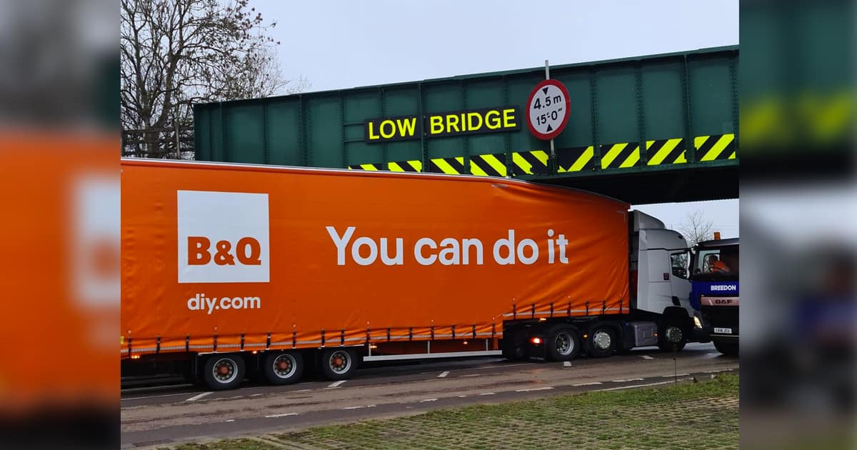 Un camion ne peut pas passer sous un viaduc