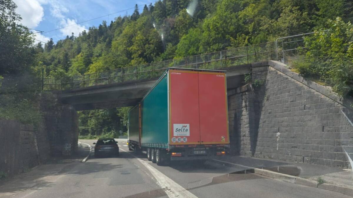 Plus d’un camion par jour coincé sous ce pont