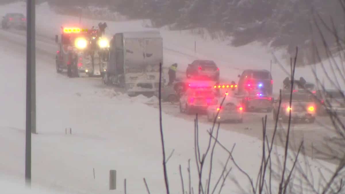 Mise en portefeuille d'un poids lourd: trafic dense sur l’autoroute 20 ouest à Lévis