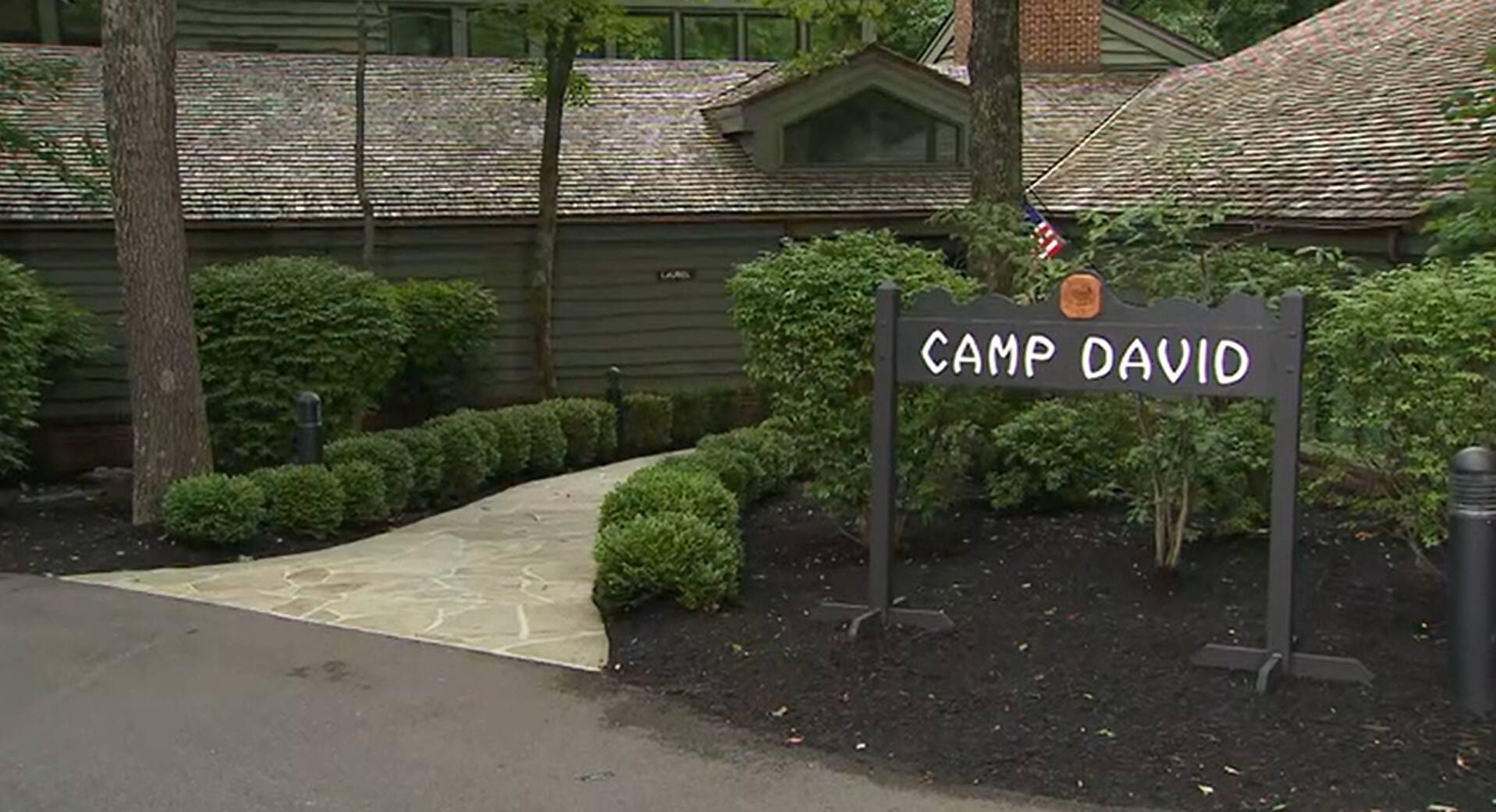 Trump Gathers Cabinet at Camp David: Iran Talks Loom Over Middle East Crisis - News Directory 3