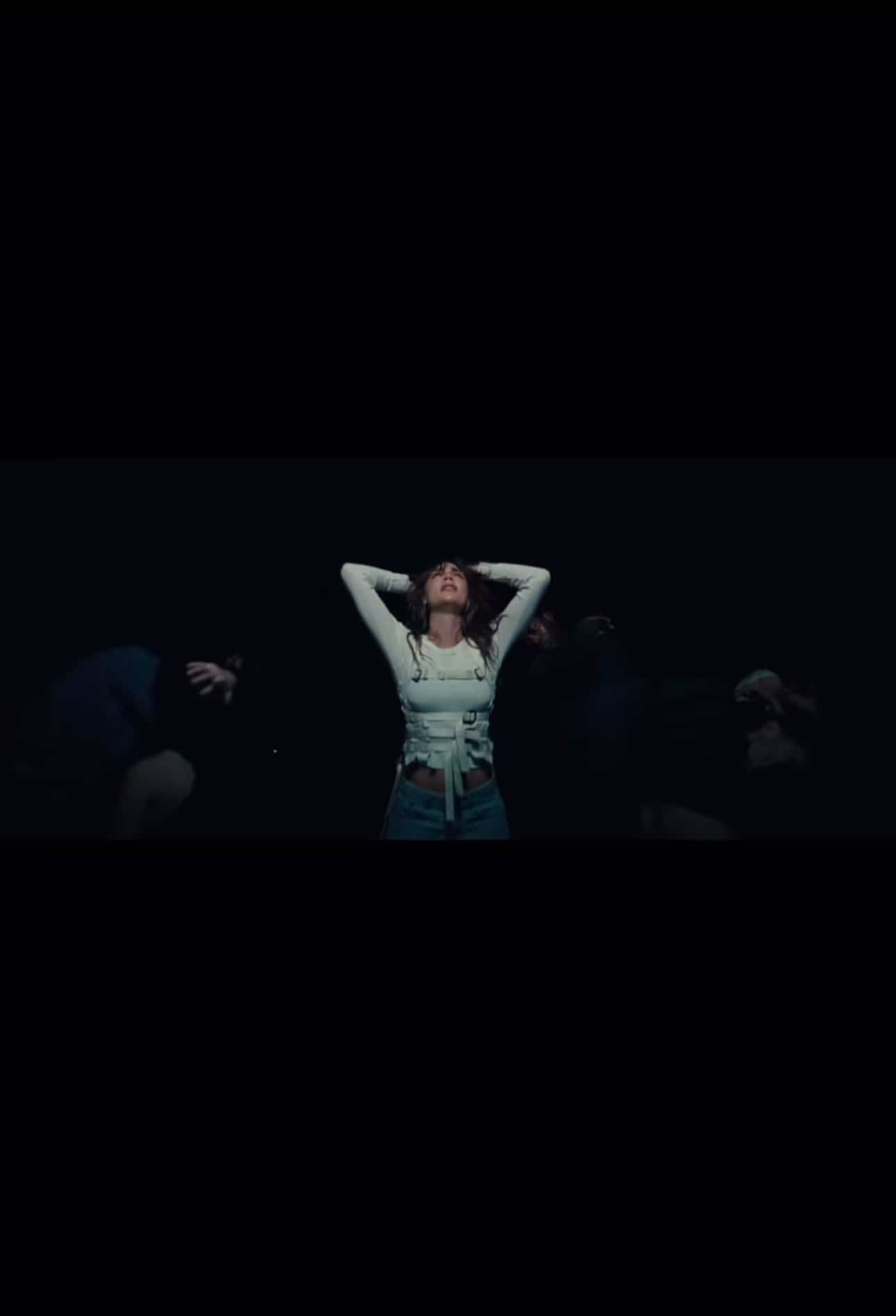 Le danseur québécois Nico Archambault dans un vidéoclip de la mannequin et chanteuse Cara Delevingne tourné à Montréal