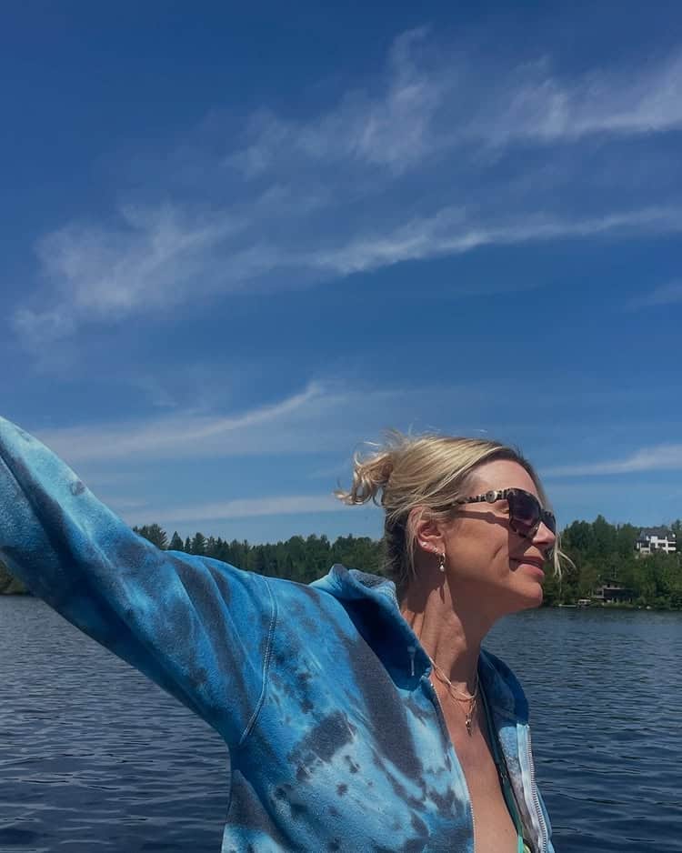 Des airs de Pamela Anderson pour Caroline Néron