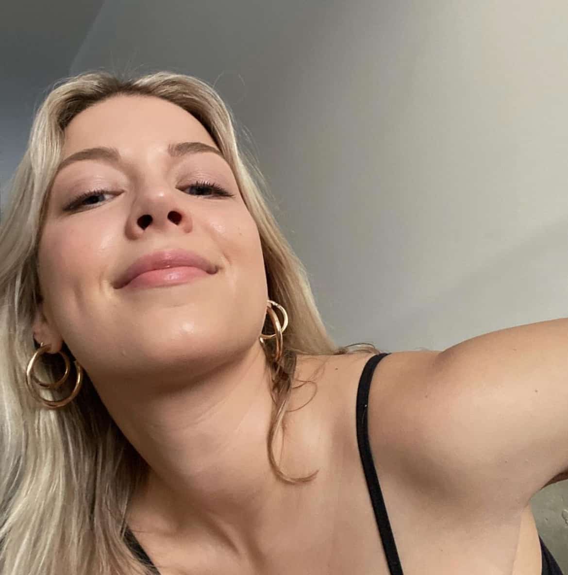 Elle délaisse ses cheveux blonds