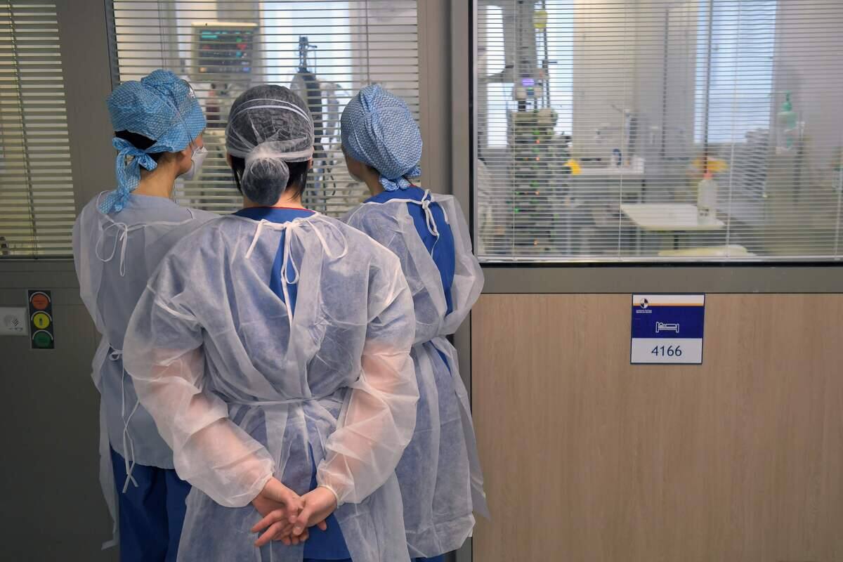 Une femme enceinte donne de violents coups de t&ecirc;te &agrave; trois sages-femmes