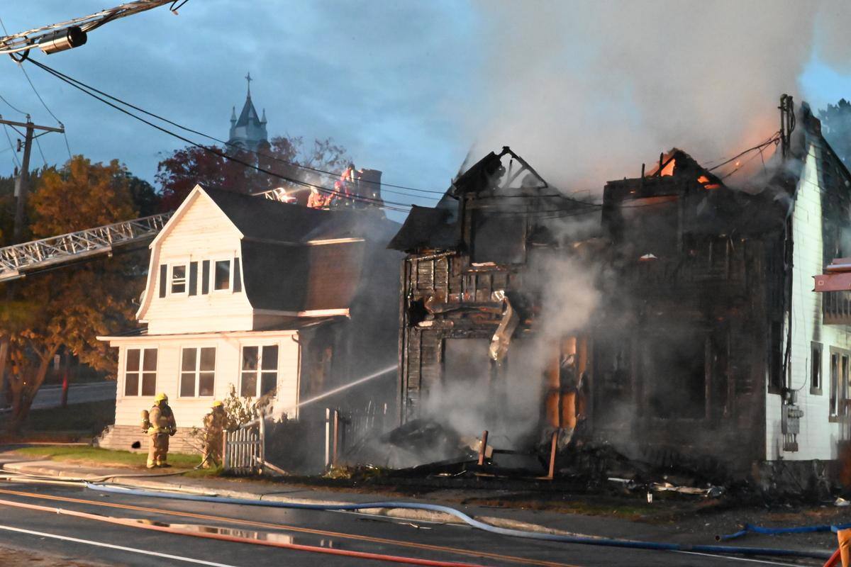 [EN PHOTOS] Incendie majeur: plus de 60 pompiers livrent un long combat de six heures
