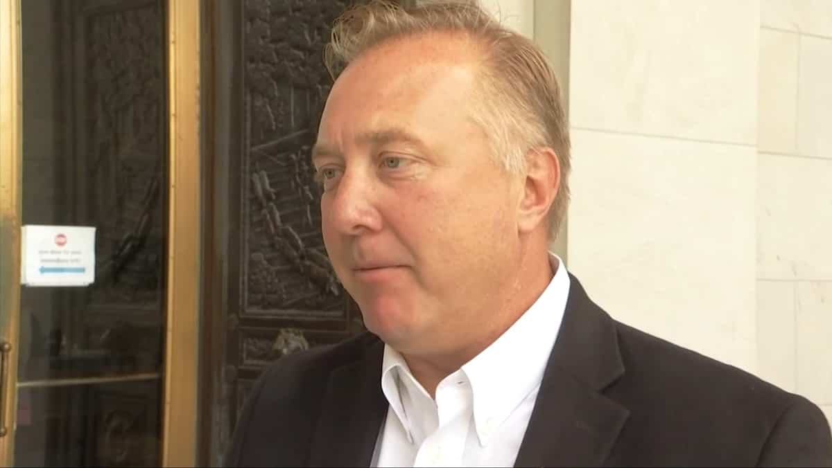 Un sénateur opposé aux mesures sanitaires meurt de la COVID