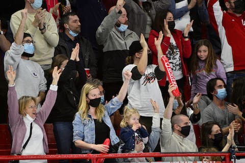 Overwhelmed with emotion, Charles Hamlin greeted the crowd at the Maurice Richard Arena, surrounded by his family, after a gala ceremony honoring his illustrious career.