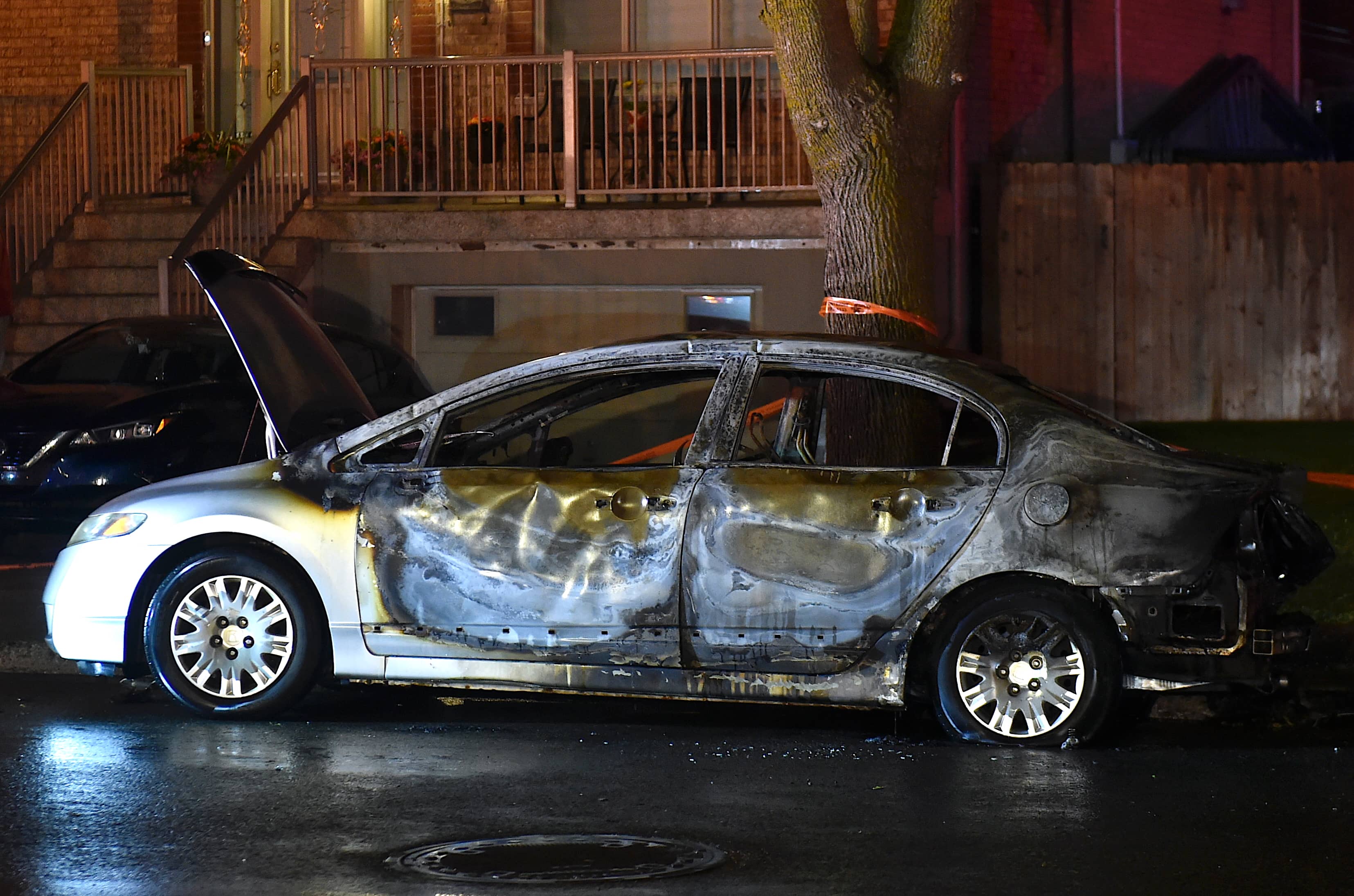 EN IMAGES | Deux véhicules incendiés par des malfaiteurs dan