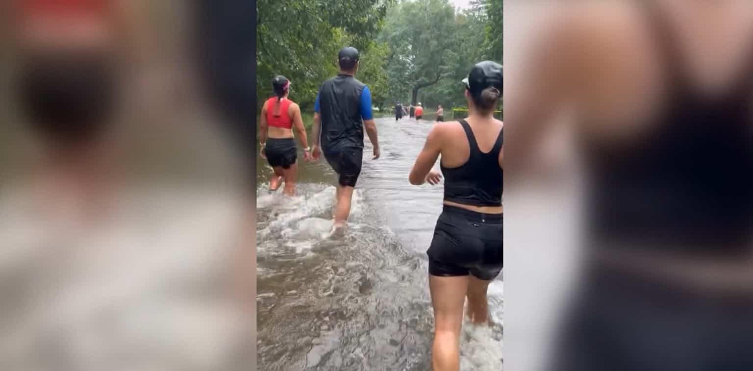 EN VIDÉO | 100 mm de pluie: ils se retrouvent avec de l’eau jusqu’aux genoux pendant leur semi-marathon