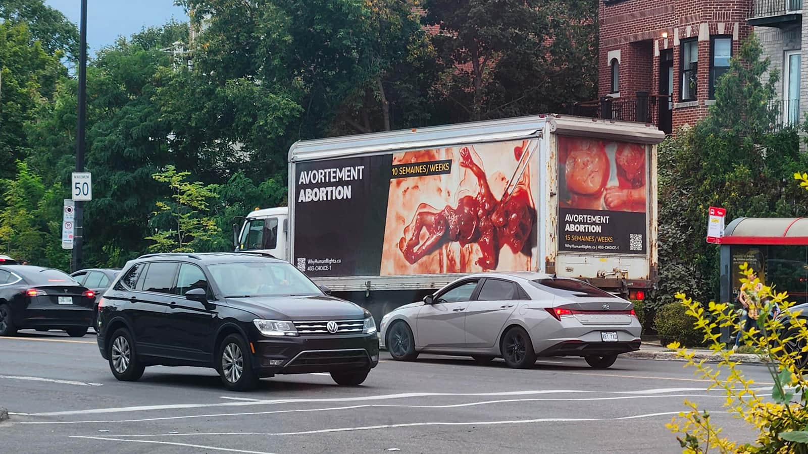 Un camion tapissé d’images macabres antiavortement aperçu à Montréal en pleine heure de pointe