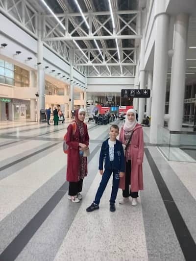 Rifai ailesi, Suriye'de mahsur kalan çocuklarından ayrıldıktan 11 yıl sonra, Haziran başında kendilerini Montreal havaalanında buldu. Fotoğrafta Rifai Hanım kişisel nedenlerden dolayı kimliğinin açıklanmasını istemedi. Aynı şeyi en küçük çocuğu için de istiyor.